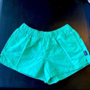 Womens XS Patagonia Barely Baggies Green